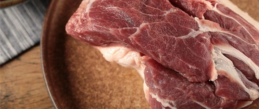 Đột kích căng tin của 1 trường tiểu học, phát hiện hơn 35kg thịt lợn chuyển sang màu xanh lá, bốc mùi hôi thối