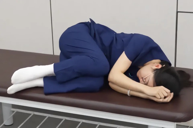 Ngủ ở 4 tư thế này ĐỪNG HỎI TẠI SAO cột sống sớm bị "hủy hoại": Nhiều người thích vì thoải mái