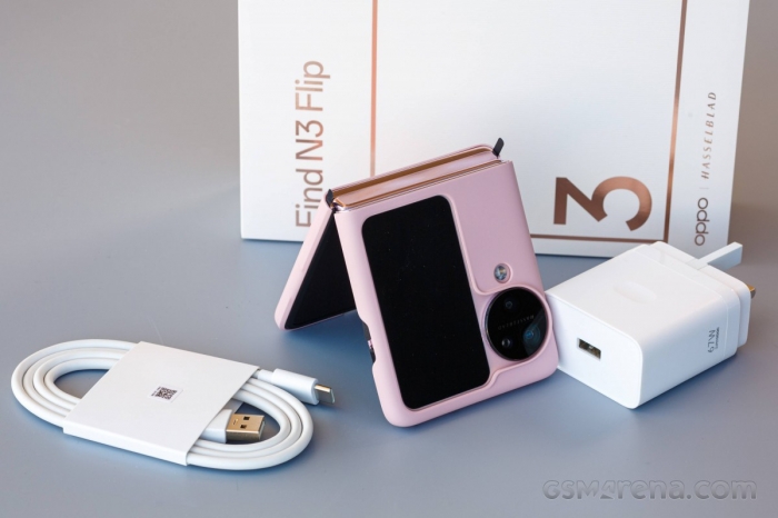 Đây là chiếc điện thoại OPPO gập nhỏ gọn giá rẻ nhất Việt Nam, ngoại hình lẫn trang bị xịn sò so kè cả iPhone 16