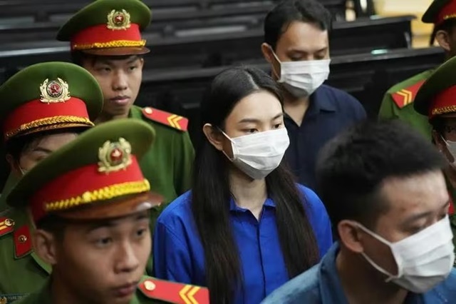 Hoa hậu Thùy Tiên sẽ bị tước vương miện sau khi lĩnh án 2 năm tù vì vụ kẹo Kera? 1 Hoa hậu Thùy Tiên sẽ bị tước vương miện sau khi lĩnh án 2 năm tù vì vụ kẹo Kera?