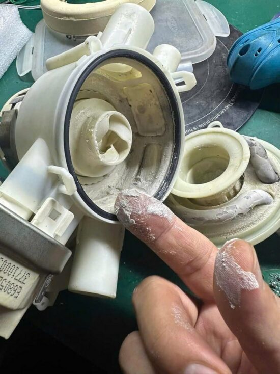 Vì sao máy rửa bát cần muối, chất rửa và nước bóng? Hãy nhìn ảnh này đi