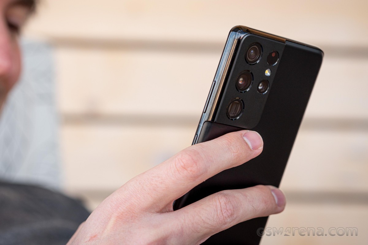 Đây là vua chụp xa một thời, rẻ bằng 1/3 so với giá một chỉ vàng hôm nay 6/4, iPhone 17 Pro lép vế