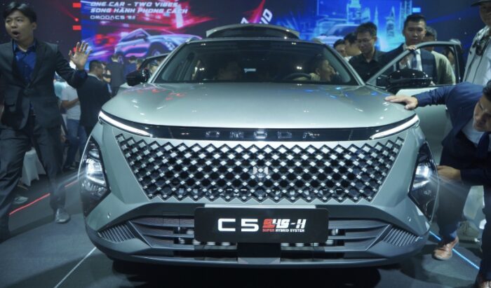 Điểm tin ô tô 1/4: Xe điện giá rẻ 206 triệu đồng ‘trình làng’, đánh giá chi tiết Omoda C5 hybrid